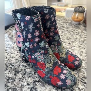 Indigo Rd. Navy stitched floral bootie. Size 7.5.
